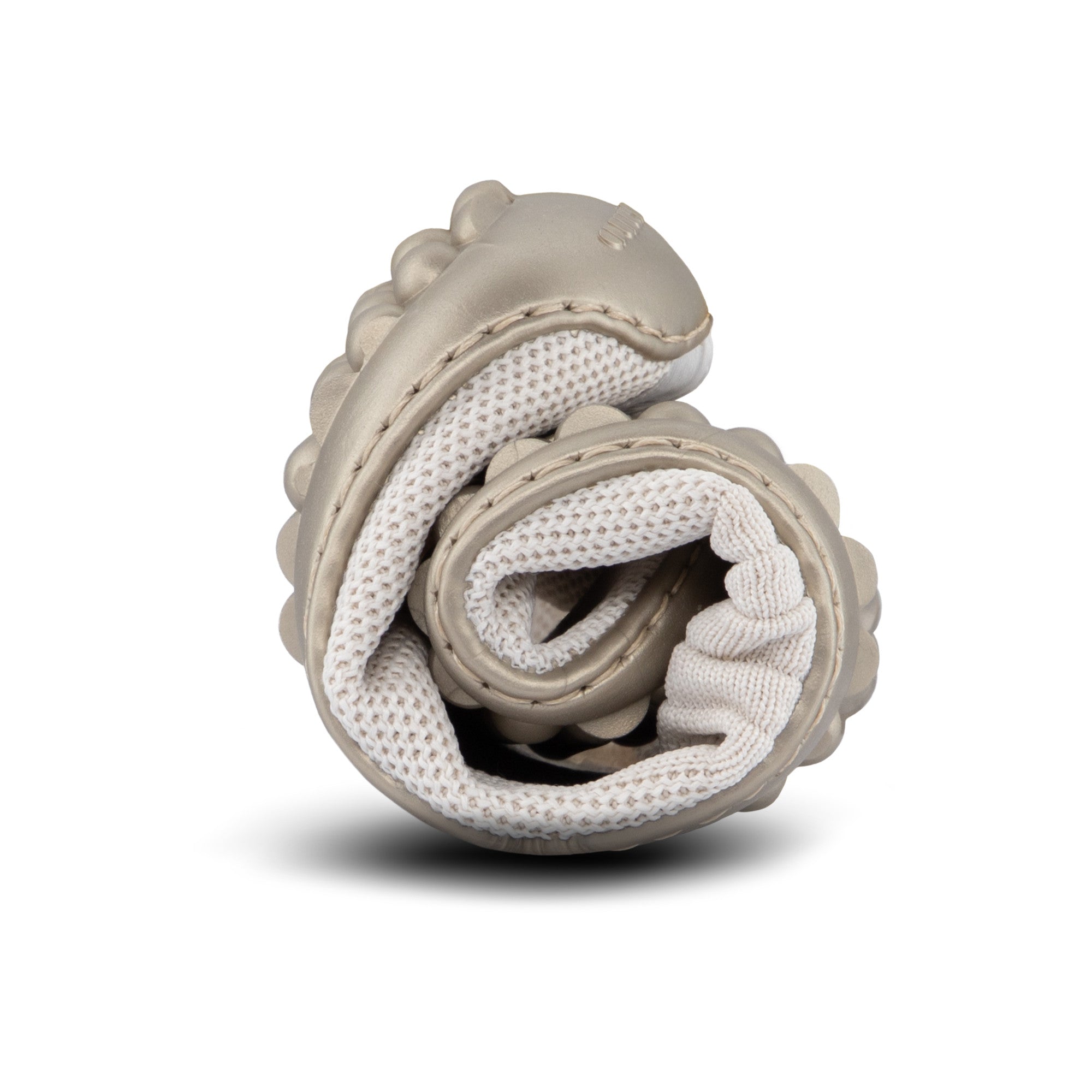 Leguano Lady Famous Gold Ballerina Barfußschuhe zusammengerollt gezeigt in Gold aus unserem Onlineshop für Barfußschuhe