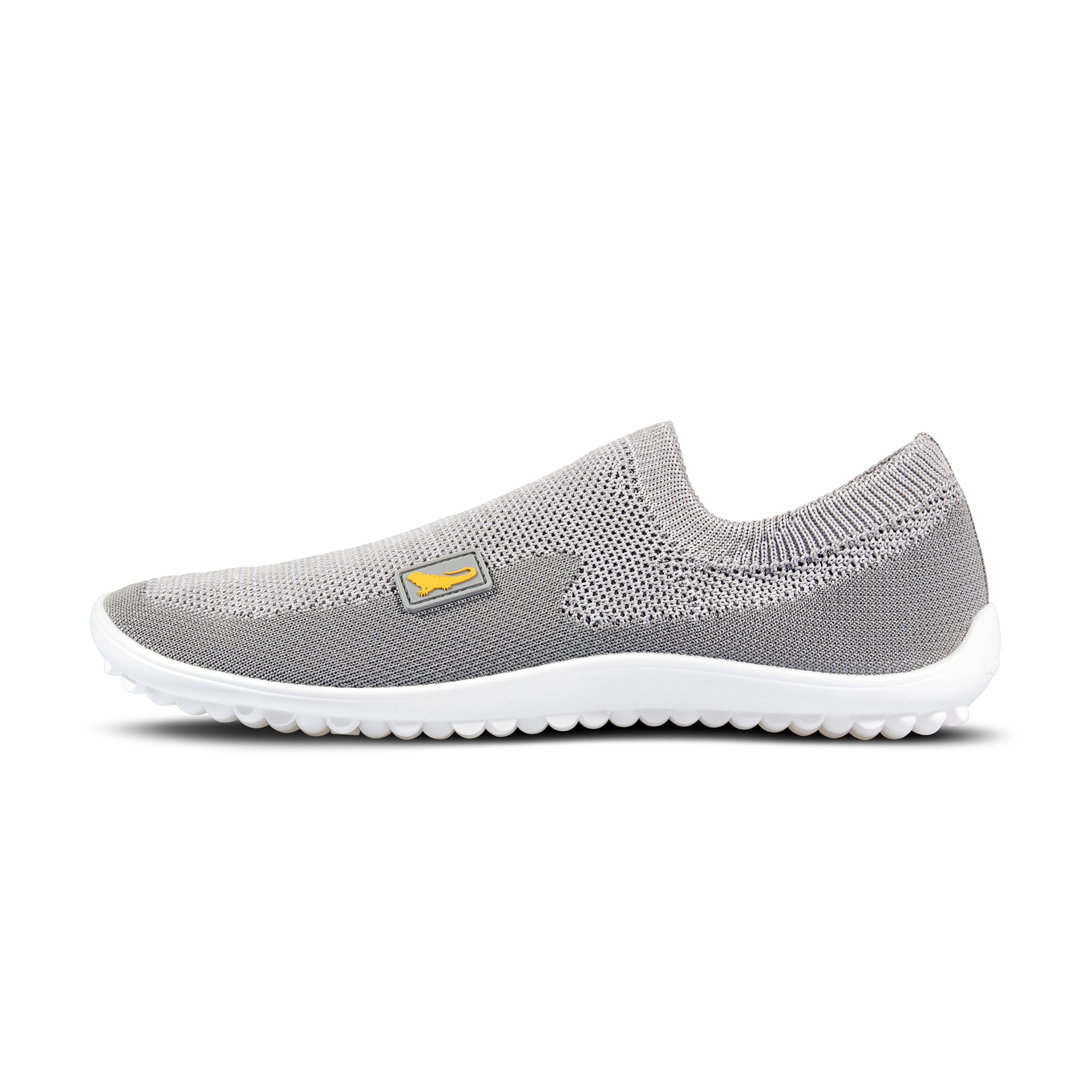 Leguano Score Barfußslipper in Grau, in linker Seitenansicht abgebildet und ideal für ein natürliches Laufgefühl. Jetzt erhältlich im Onlineshop für Barfußschuhe.