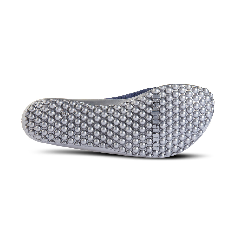 Leguano Sneaker in Blau und Rot mit weißem Bund, von unten abgebildet und ideal für rutschfesten Halt und Flexibilität beim Gehen. Jetzt erhältlich im Onlineshop für Barfußschuhe.