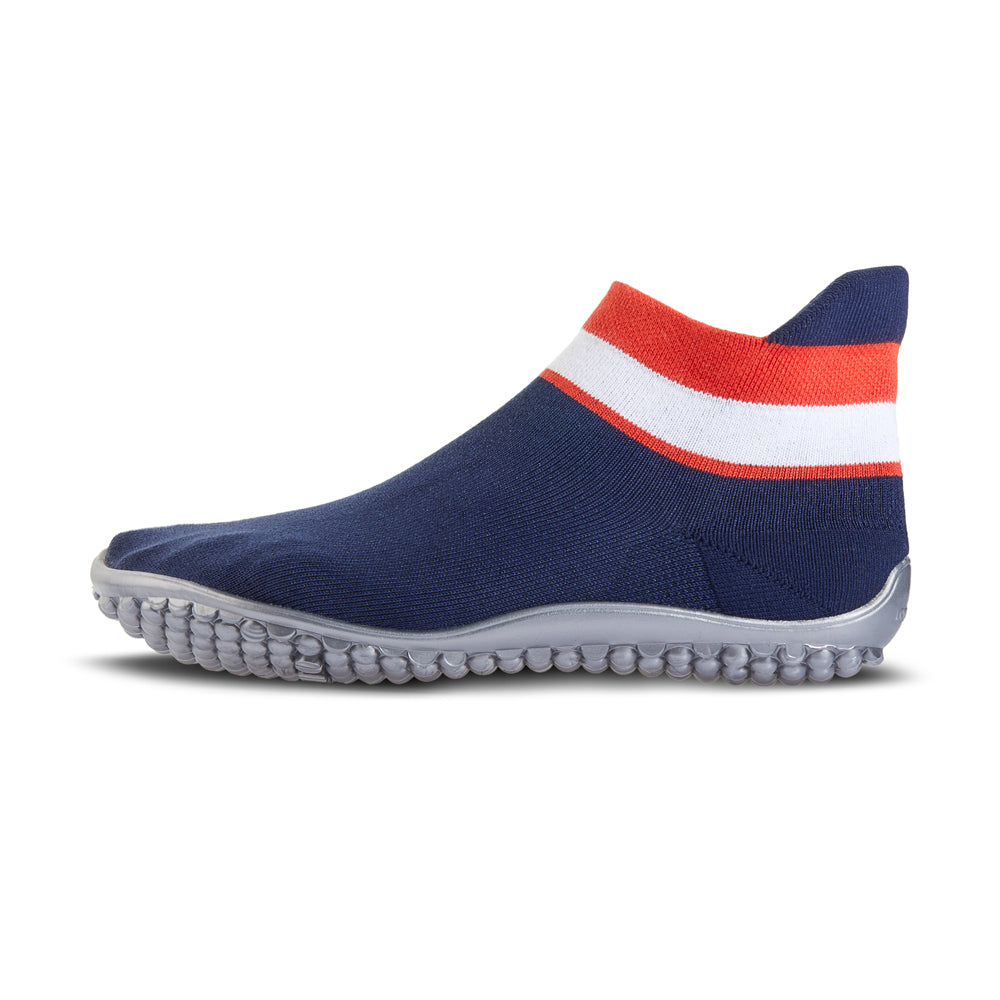 Leguano Sneaker in Blau und Rot mit weißem Bund, in linker Seitenansicht abgebildet und perfekt für ein aktives Laufgefühl. Jetzt erhältlich im Onlineshop für Barfußschuhe.