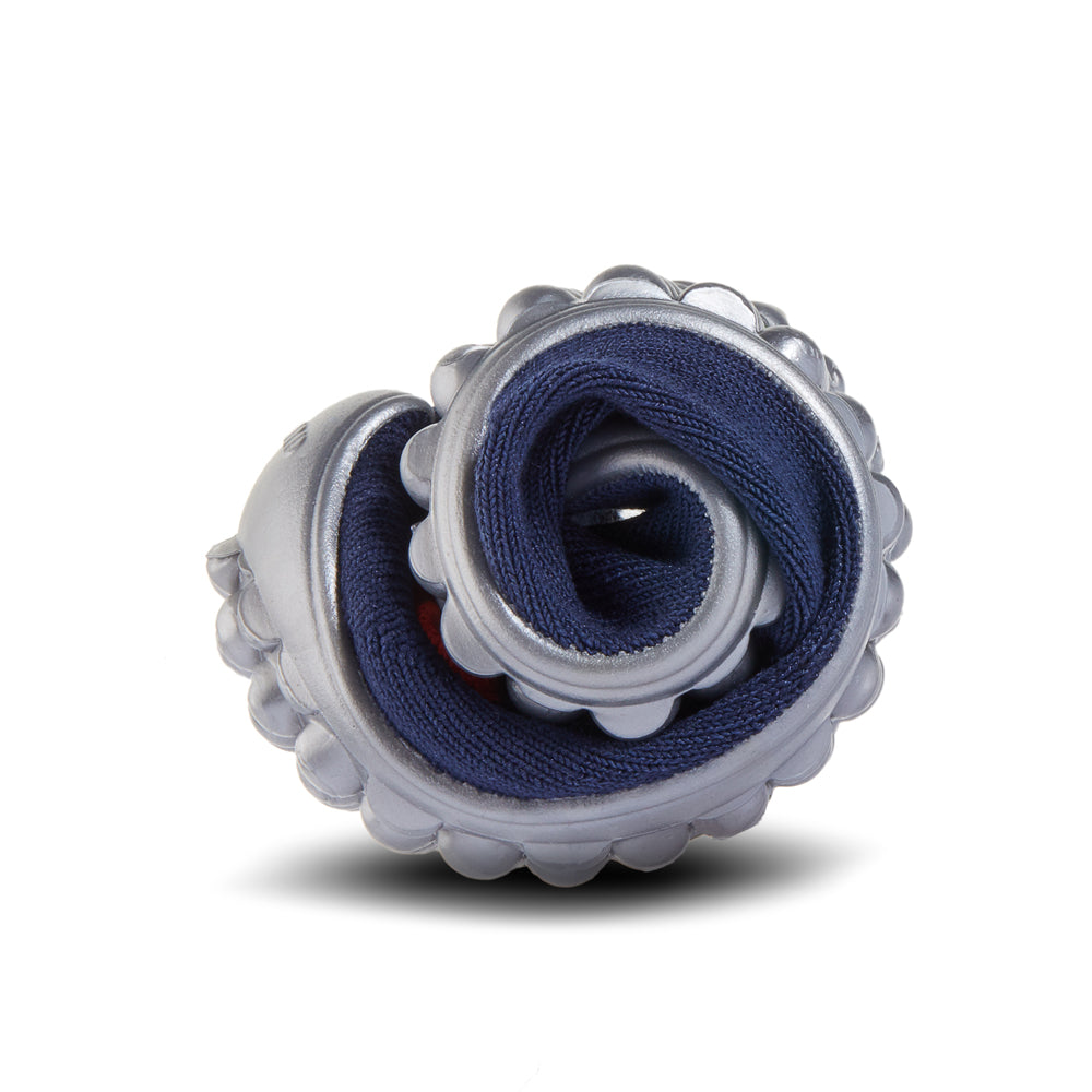 Leguano Sneaker in Blau und Rot mit weißem Bund, in zusammengerollter Form abgebildet und perfekt für flexibles Tragen und Aufbewahrung. Jetzt erhältlich im Onlineshop für Barfußschuhe.