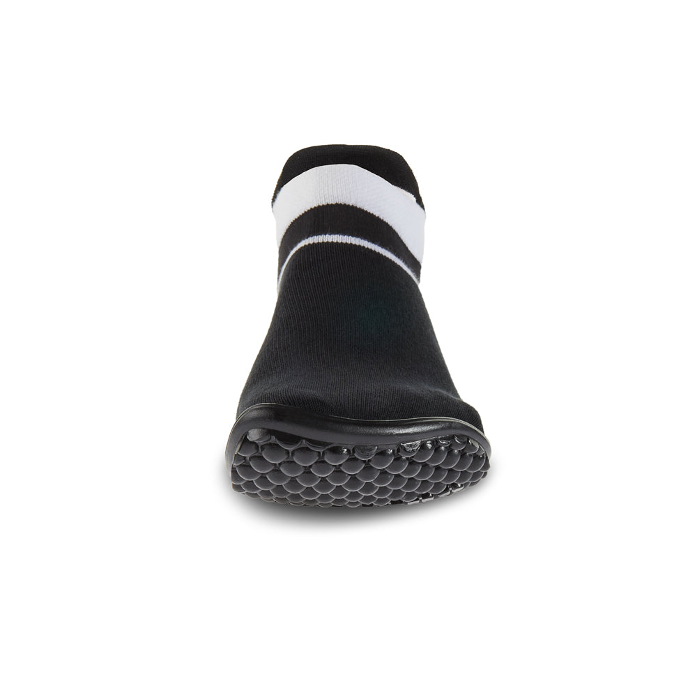 Leguano Sneaker in Schwarz mit weißem Bund, frontal abgebildet und ideal für sportliche Aktivitäten und einen lässigen Look. Jetzt erhältlich im Onlineshop für Barfußschuhe.