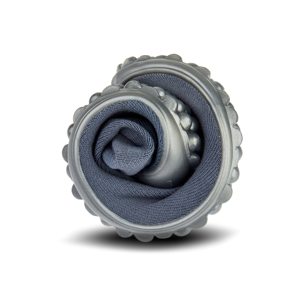 Leguano Sneaker in Titanblau, in zusammengerollter Form abgebildet und perfekt für flexible Nutzung und einfache Aufbewahrung. Jetzt erhältlich im Onlineshop für Barfußschuhe.