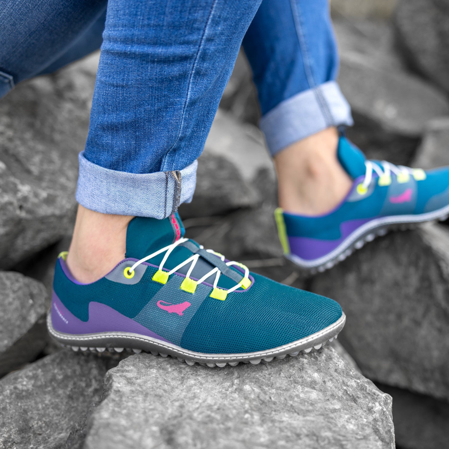 Barfußschuhe Leguano Spinwyn in Lila, getragen, bequeme und flexible Sportschuhe für natürlichen Komfort im Alltag, erhältlich in unserem Onlineshop für Barfußschuhe.