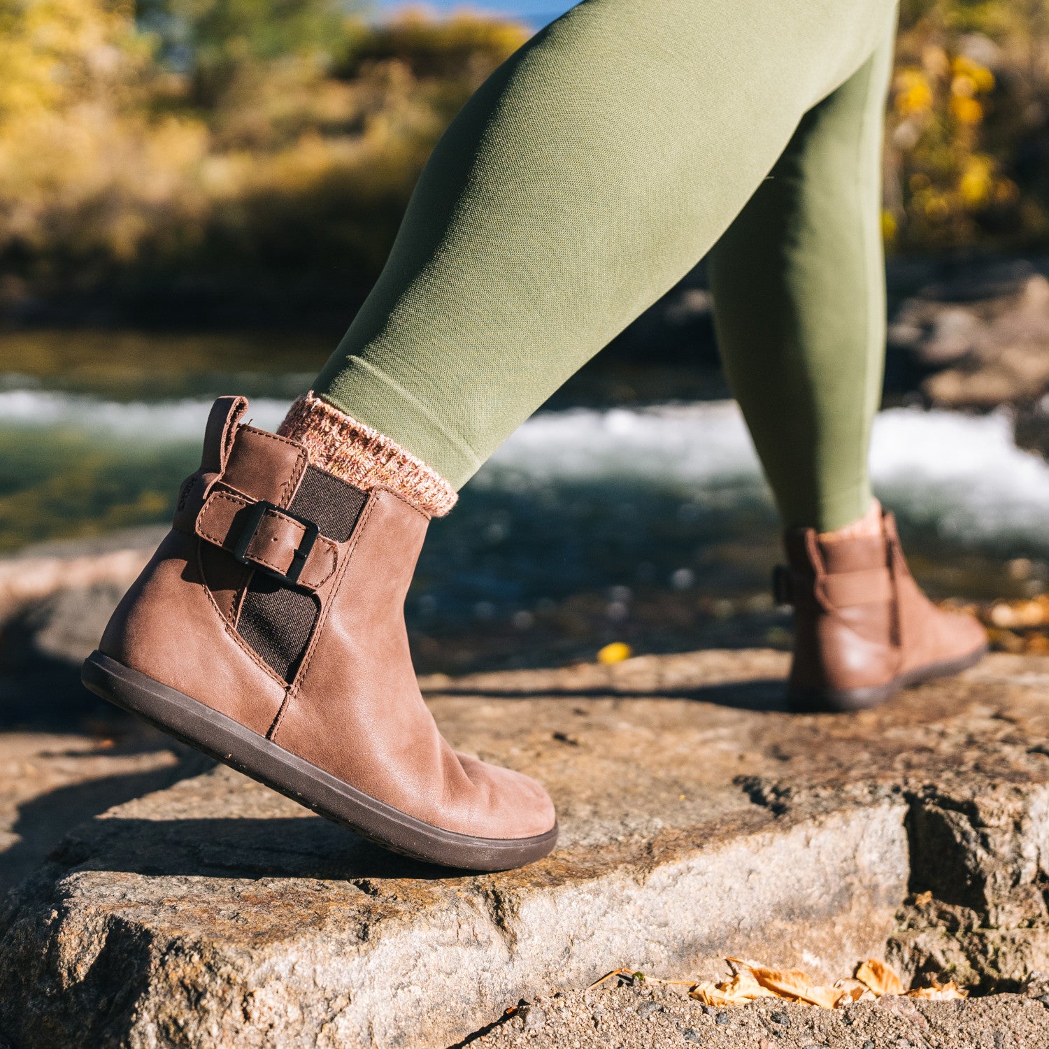 Xero Shoes Tari II Damen Chelsea Boot in Cappuccino, Barfußschuhe aus Leder im Onlineshop am Fuß präsentiert