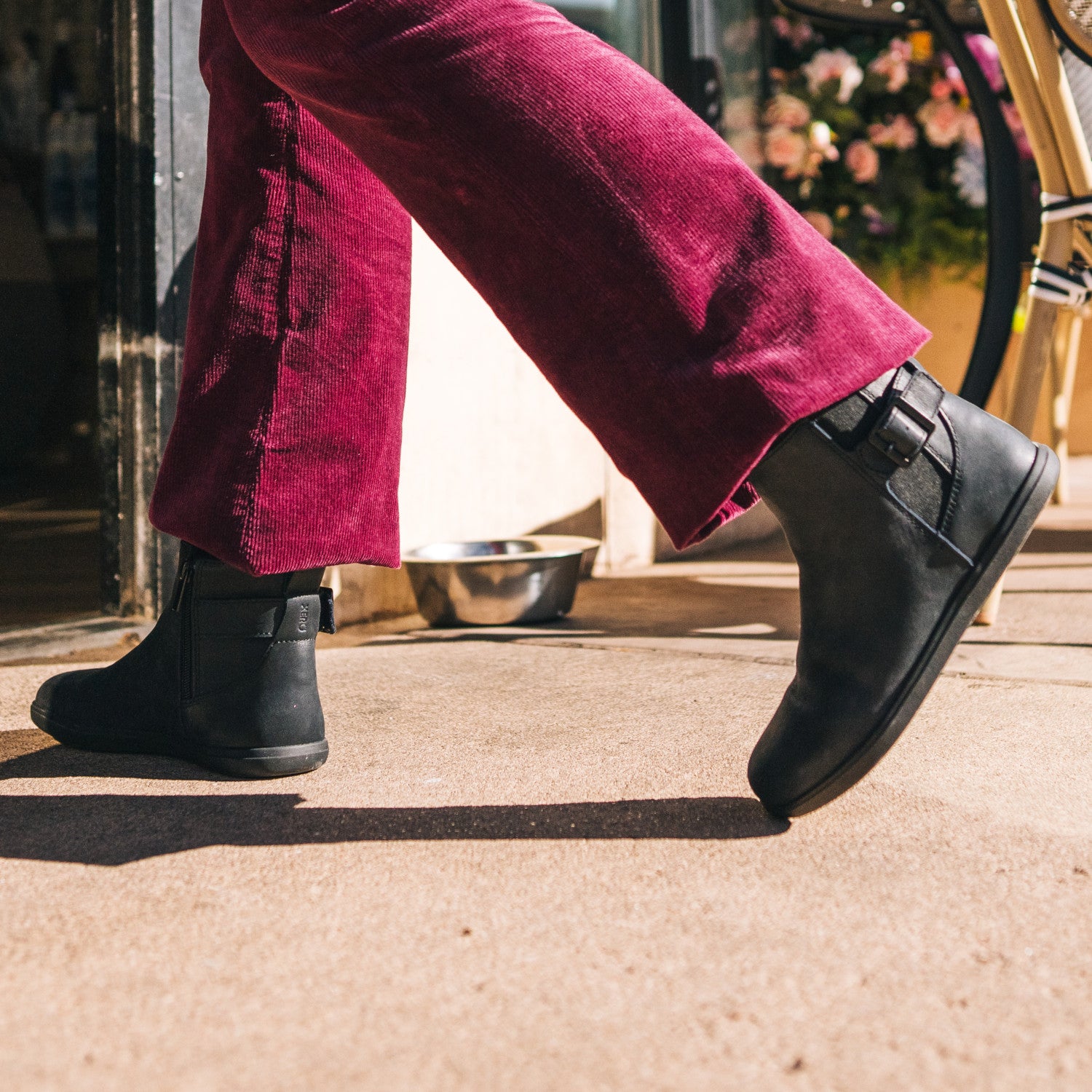 Xero Shoes Tari II Damen Chelsea Boot in Schwarz, Barfußschuhe aus Leder im Onlineshop am Fuß gezeigt