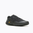Barfußschuhe Merrell Trail Glove 7 in Schwarz für Herren, Frontansicht, erhältlich in unserem Onlineshop für Barfußschuhe. Leicht und flexibel für ein natürliches Laufgefühl bei Outdoor-Aktivitäten.