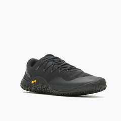 Barfußschuhe Merrell Trail Glove 7 in Schwarz für Herren, Frontansicht, erhältlich in unserem Onlineshop für Barfußschuhe. Leicht und flexibel für ein natürliches Laufgefühl bei Outdoor-Aktivitäten.
