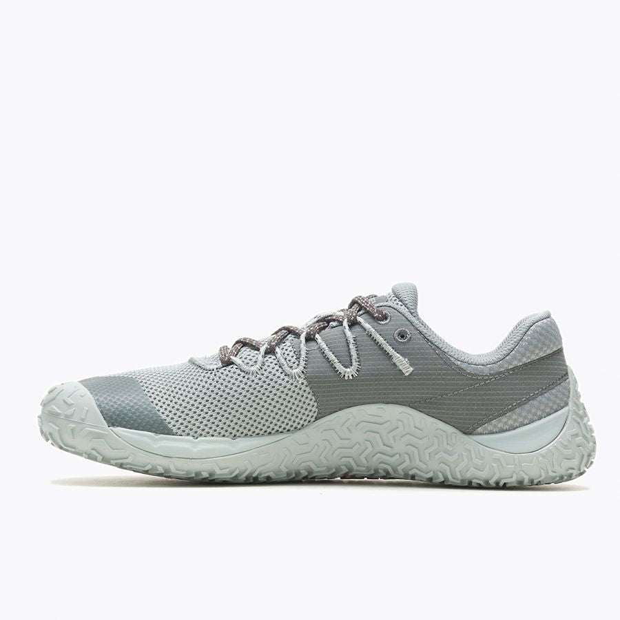 Barfußschuhe Merrell Trail Glove 7 in Monument für Herren, linke Ansicht, erhältlich in unserem Onlineshop für Barfußschuhe. Flexibles Design für natürliche Bewegungen und maximalen Komfort.
