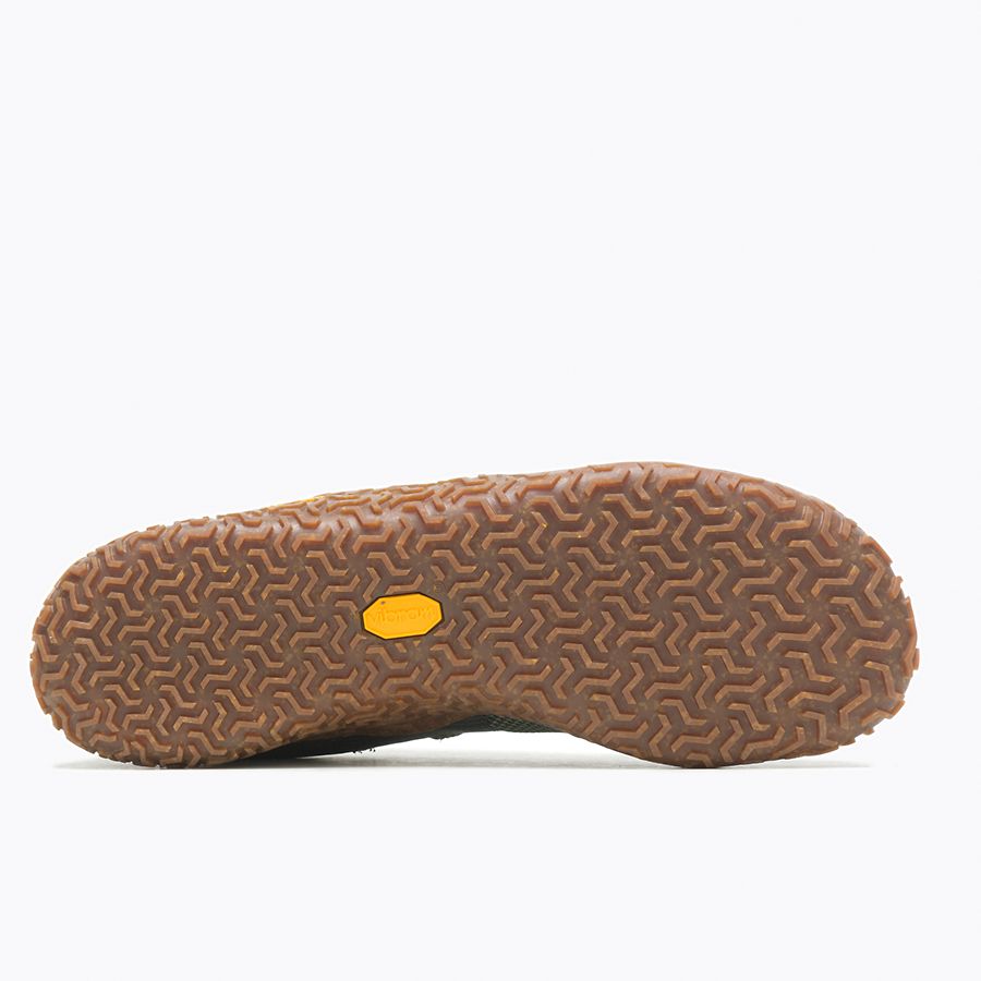 Barfußschuhe Merrell Trail Glove 7 in Pine Gum für Herren, Ansicht von unten, erhältlich in unserem Onlineshop für Barfußschuhe. Rutschfeste Sohle für sicheren Halt und Stabilität auf unterschiedlichen Oberflächen.