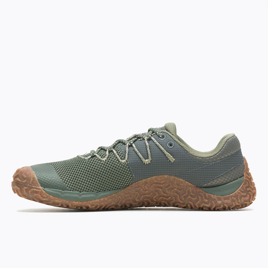 Barfußschuhe Merrell Trail Glove 7 in Pine Gum für Herren, linke Ansicht, erhältlich in unserem Onlineshop für Barfußschuhe. Flexibles und leichtes Design für natürliche Bewegungen und Komfort bei Outdoor-Aktivitäten.