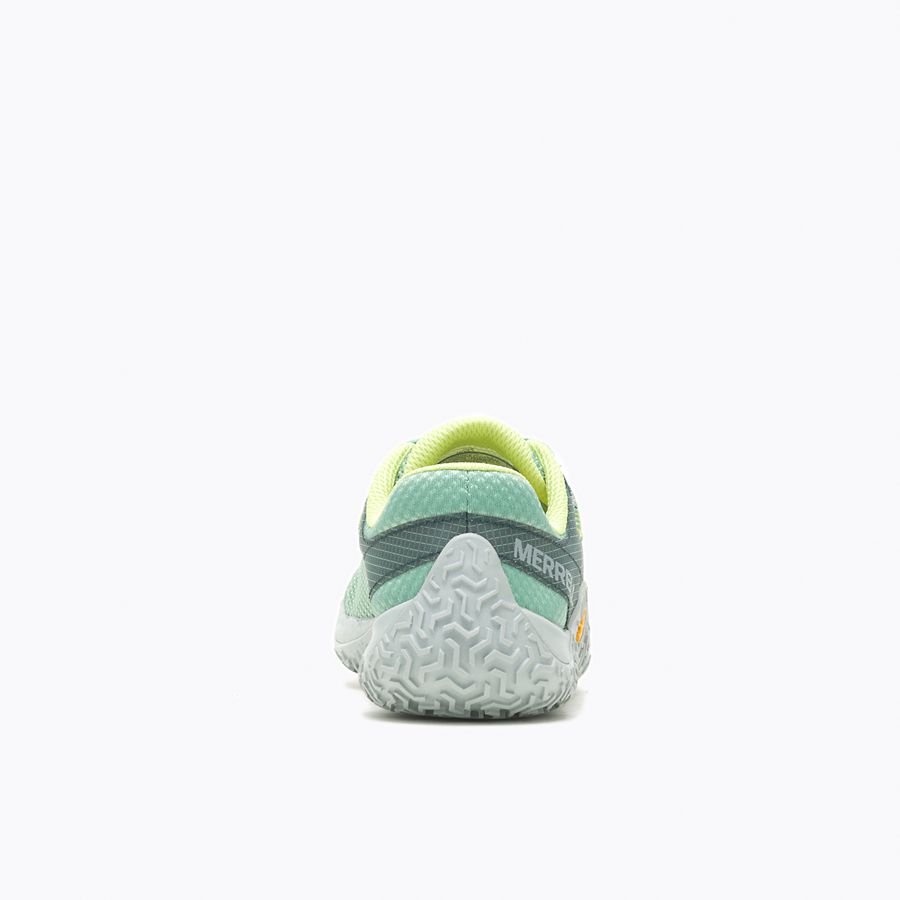 Barfußschuhe Merrell Trail Glove 7 für Damen in Jade, Rückansicht, erhältlich in unserem Onlineshop für Barfußschuhe. Die anatomische Passform sorgt für Stabilität und Komfort bei jedem Schritt.