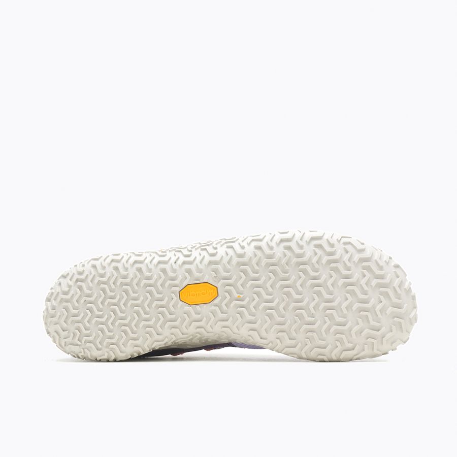 Barfußschuhe Merrell Trail Glove 7 für Damen in Orchid, Ansicht von unten, erhältlich in unserem Onlineshop für Barfußschuhe. Die griffige Sohle sorgt für sicheren Halt auf verschiedenen Untergründen.