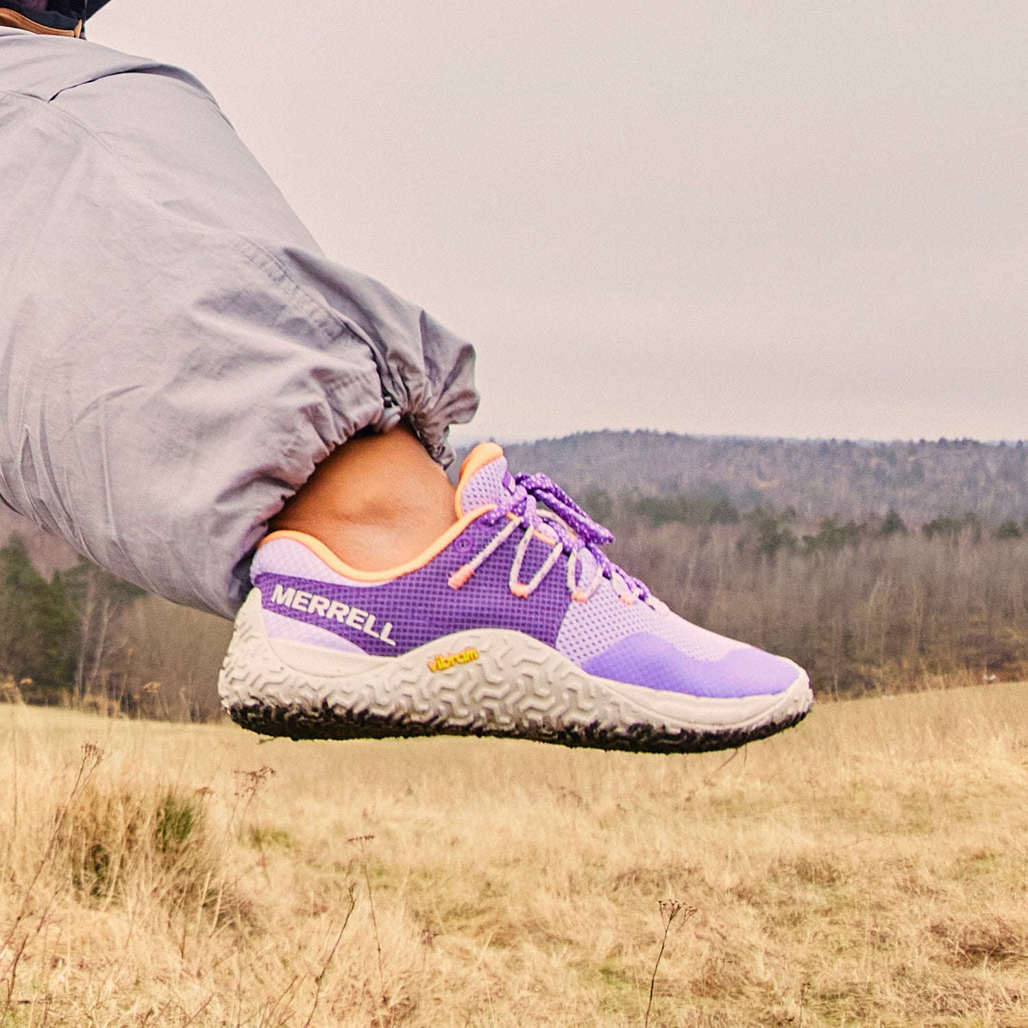 Barfußschuhe Merrell Trail Glove 7 für Damen in Orchid, getragen, erhältlich in unserem Onlineshop für Barfußschuhe. Flexibel und komfortabel für ein barfußähnliches Gefühl bei Outdoor-Abenteuern.