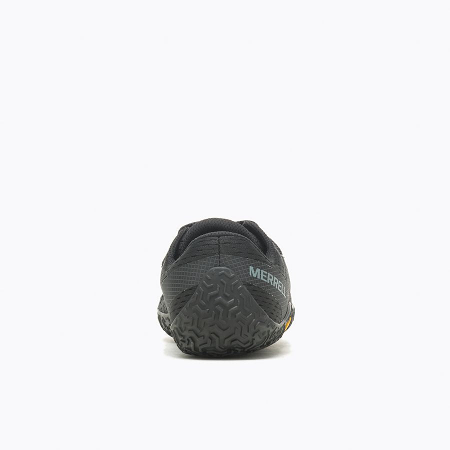 Barfußschuhe Merrell Vapor Glove 6 in Schwarz für Damen, Rückansicht, erhältlich in unserem Onlineshop für Barfußschuhe. Leicht und flexibel für ein natürliches Laufgefühl und Stabilität bei jeder Bewegung.