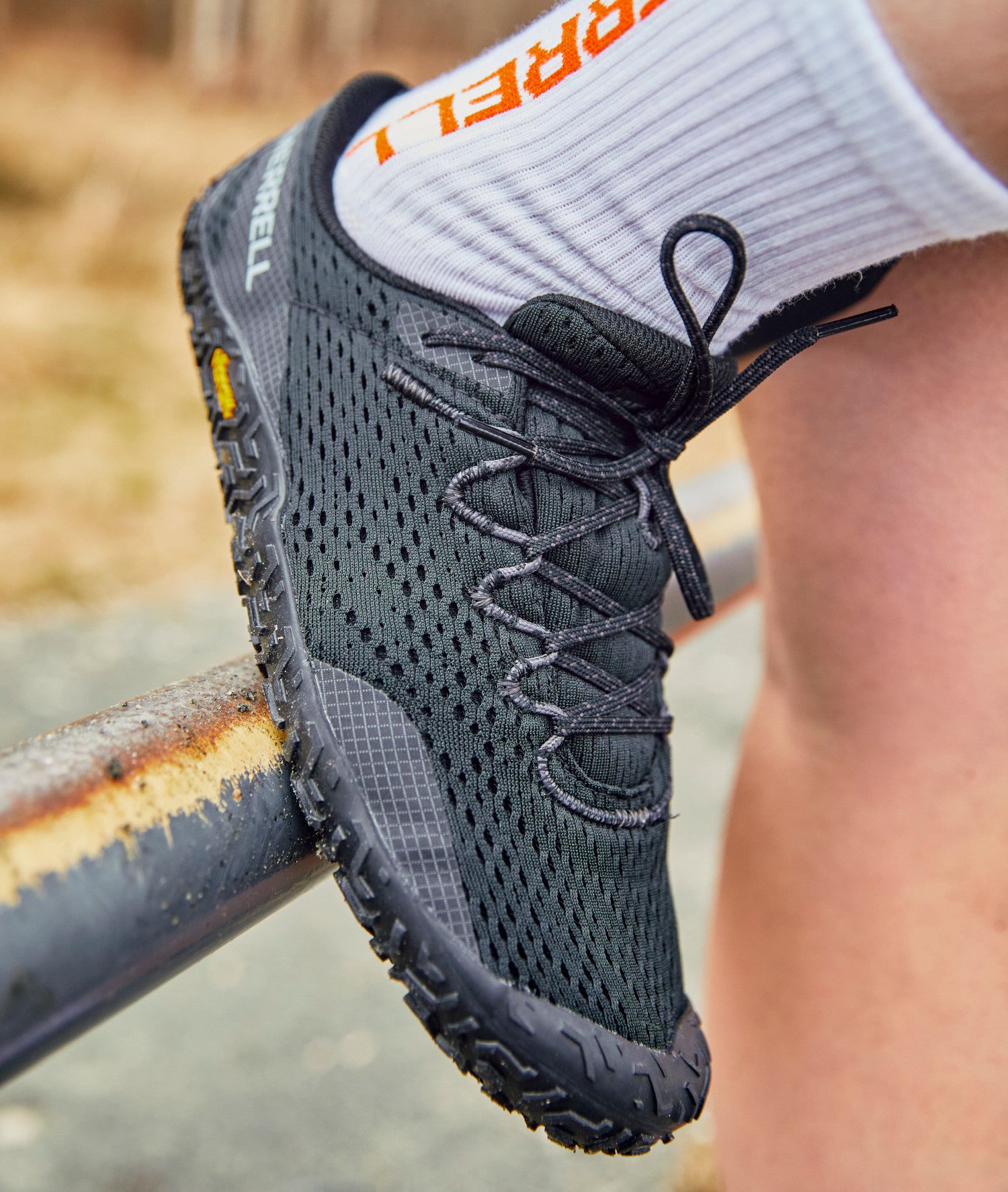 Barfußschuhe Merrell Vapor Glove 6 in Schwarz für Damen, getragen, erhältlich in unserem Onlineshop für Barfußschuhe. Flexibles Design für ein barfußähnliches Laufgefühl und maximalen Komfort bei täglichen Aktivitäten.