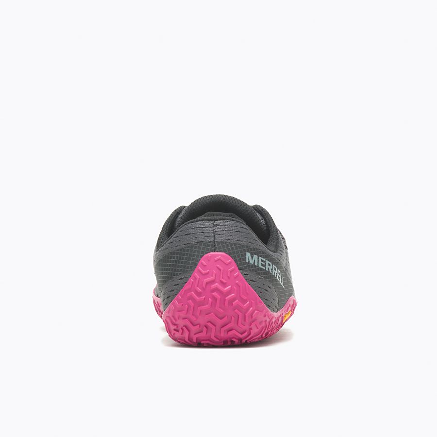 Barfußschuhe Merrell Vapor Glove 6 in Granite Fuchsia für Damen, Rückansicht, erhältlich in unserem Onlineshop für Barfußschuhe. Leicht und flexibel für ein natürliches Laufgefühl und ideale Unterstützung bei jeder Bewegung.