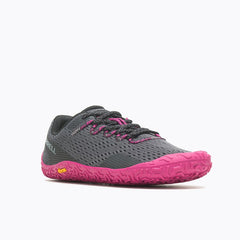 Barfußschuhe Merrell Vapor Glove 6 in Granite Fuchsia für Damen, Frontansicht, erhältlich in unserem Onlineshop für Barfußschuhe. Flexibles Design für ein barfußähnliches Laufgefühl und maximalen Komfort bei jedem Schritt.