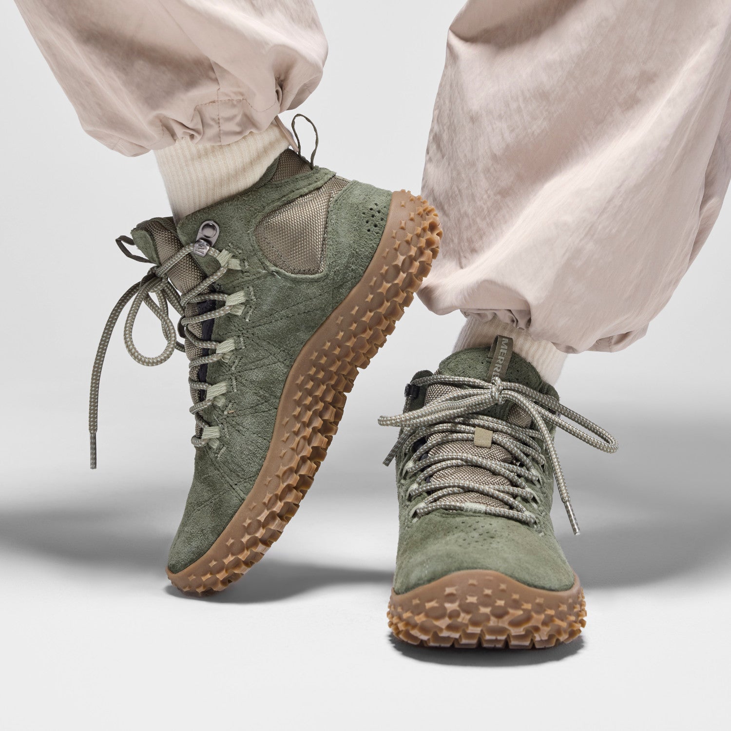 Merrell Wrapt Mid Waterproof Barfußschuhe, wasserdicht und ergonomisch, getragen bei Outdoor-Aktivitäten, ideal für Wandern im Onlineshop für Barfußschuhe