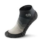 Sockenschuhe Skinners 2.0 Comfort in Elfenbein, erhältlich in unserem Onlineshop für Barfußschuhe. Mit ihrem flexiblen, minimalistischen Design bieten sie hohen Komfort und optimale Bewegungsfreiheit, perfekt für Sport, Outdoor-Aktivitäten und den Alltag.