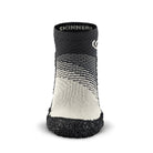 Sockenschuhe Skinners 2.0 Comfort in Ivory, Frontansicht, erhältlich in unserem Onlineshop für Barfußschuhe. Das flexible, minimalistische Design bietet hervorragenden Komfort und Bewegungsfreiheit, ideal für Outdoor-Aktivitäten und sportliche Einsätze.