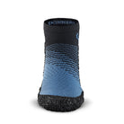 Sockenschuhe Skinners 2.0 Comfort in Marineblau, Frontansicht, erhältlich in unserem Onlineshop für Barfußschuhe. Das flexible, minimalistische Design sorgt für optimalen Komfort und Bewegungsfreiheit, perfekt für Outdoor-Aktivitäten und sportliche Einsätze.