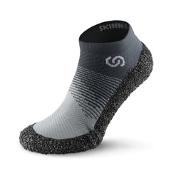 Sockenschuhe Skinners 2.0 Comfort in Steingrau, erhältlich in unserem Onlineshop für Barfußschuhe. Mit ihrem flexiblen, minimalistischen Design bieten sie hervorragenden Komfort und Bewegungsfreiheit, ideal für sportliche Aktivitäten, Reisen und den Alltag.