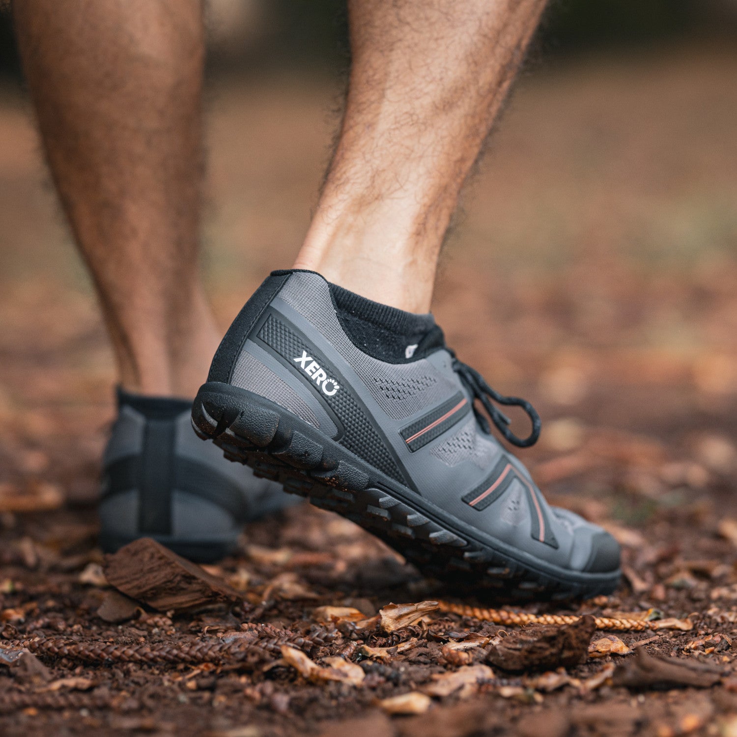Xero Shoes Mesa Trail II Herren Barfußschuhe in Steel Gray Orange, als Wanderschuhe am Fuß im Onlineshop für Barfußschuhe