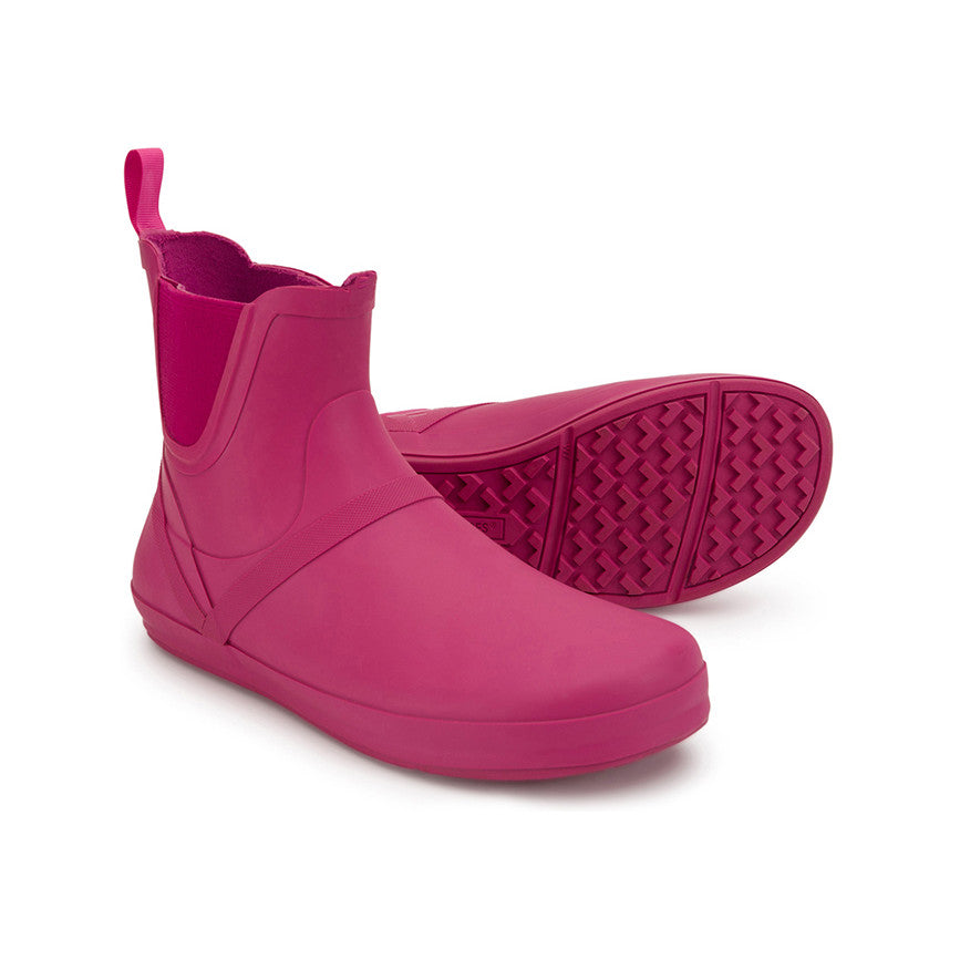 Xero Shoes Gracie Pink Damen Barfußschuhe minimalistische Regenstiefel. Diese flexiblen Barfußschuhe bieten optimalen Schutz vor Nässe und ein komfortables, barfußähnliches Laufgefühl. Der lebendige Pinkton sorgt für einen frischen, auffälligen Look bei jedem Wetter. Erhältlich in unserem Onlineshop für Barfußschuhe.
