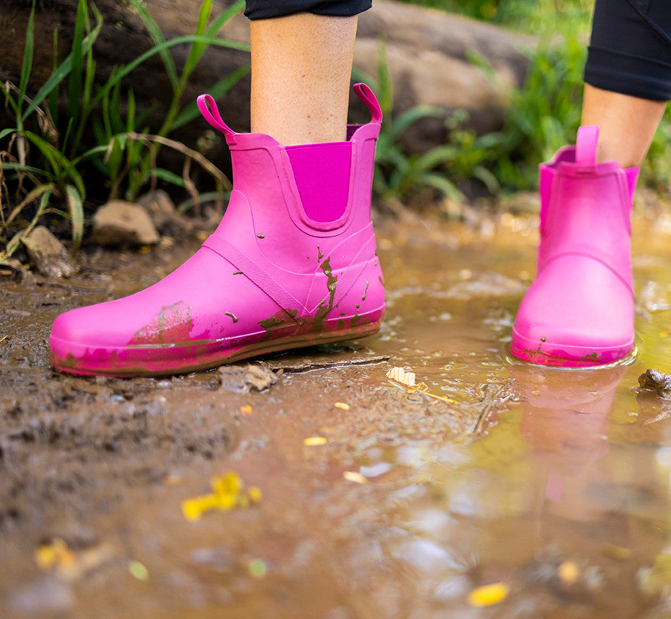 Xero Shoes Gracie Pink Damen Barfußschuhe minimalistische Regenstiefel, getragen. Diese flexiblen, barfußähnlichen Regenstiefel bieten perfekten Schutz vor Nässe und ein angenehmes Laufgefühl. Der pinke Farbton sorgt für einen frischen, lebendigen Look, ideal für regnerische Tage. Erhältlich in unserem Onlineshop für Barfußschuhe.