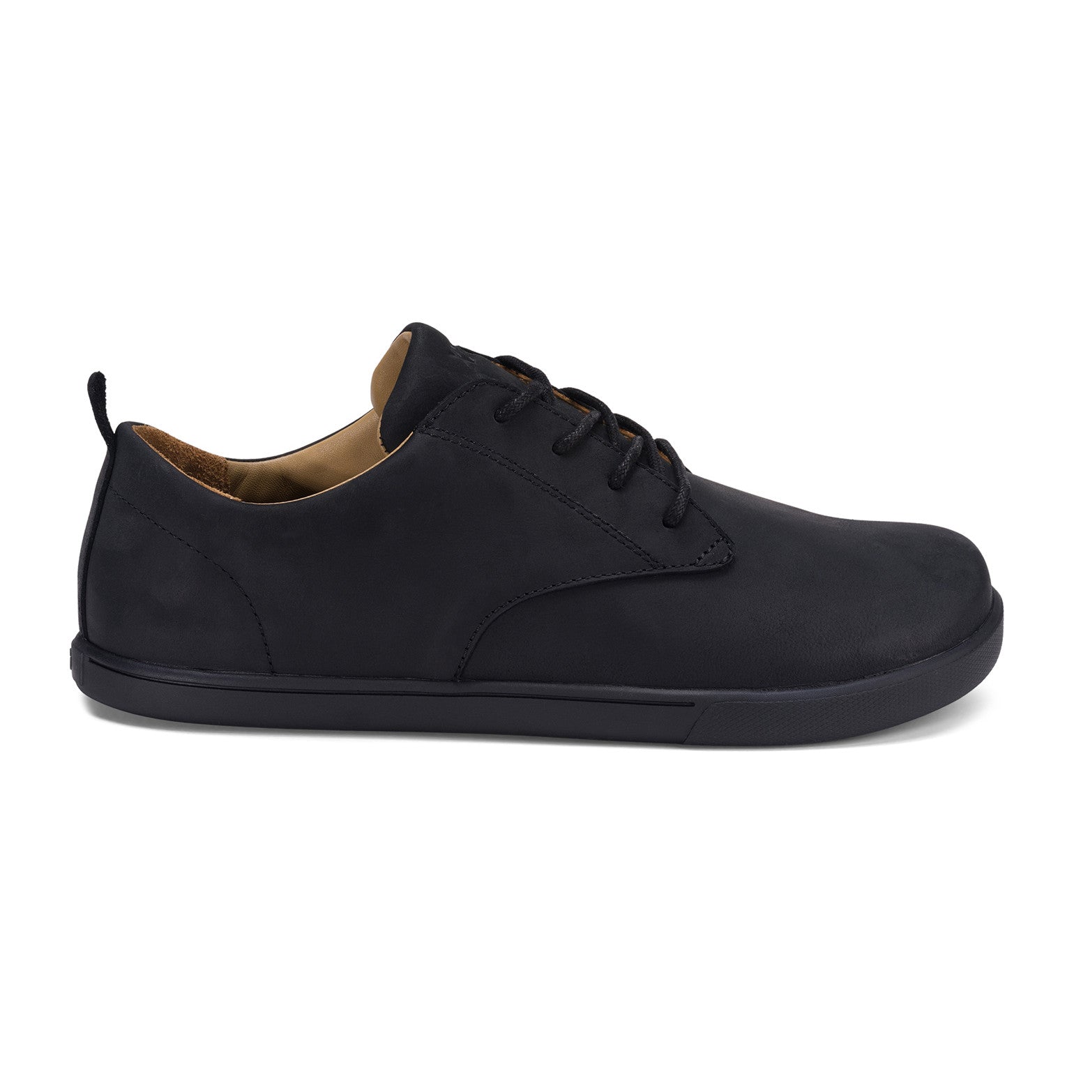 Xero Shoes Glenn Barfußschuhe für Herren in Schwarz aus Leder, aus der rechten Seitenansicht, bieten eine flexible Sohle und optimalen Komfort für natürliche Bewegungen. Perfekt für den Alltag und aktive Unternehmungen. Erhältlich in unserem Onlineshop für Barfußschuhe.