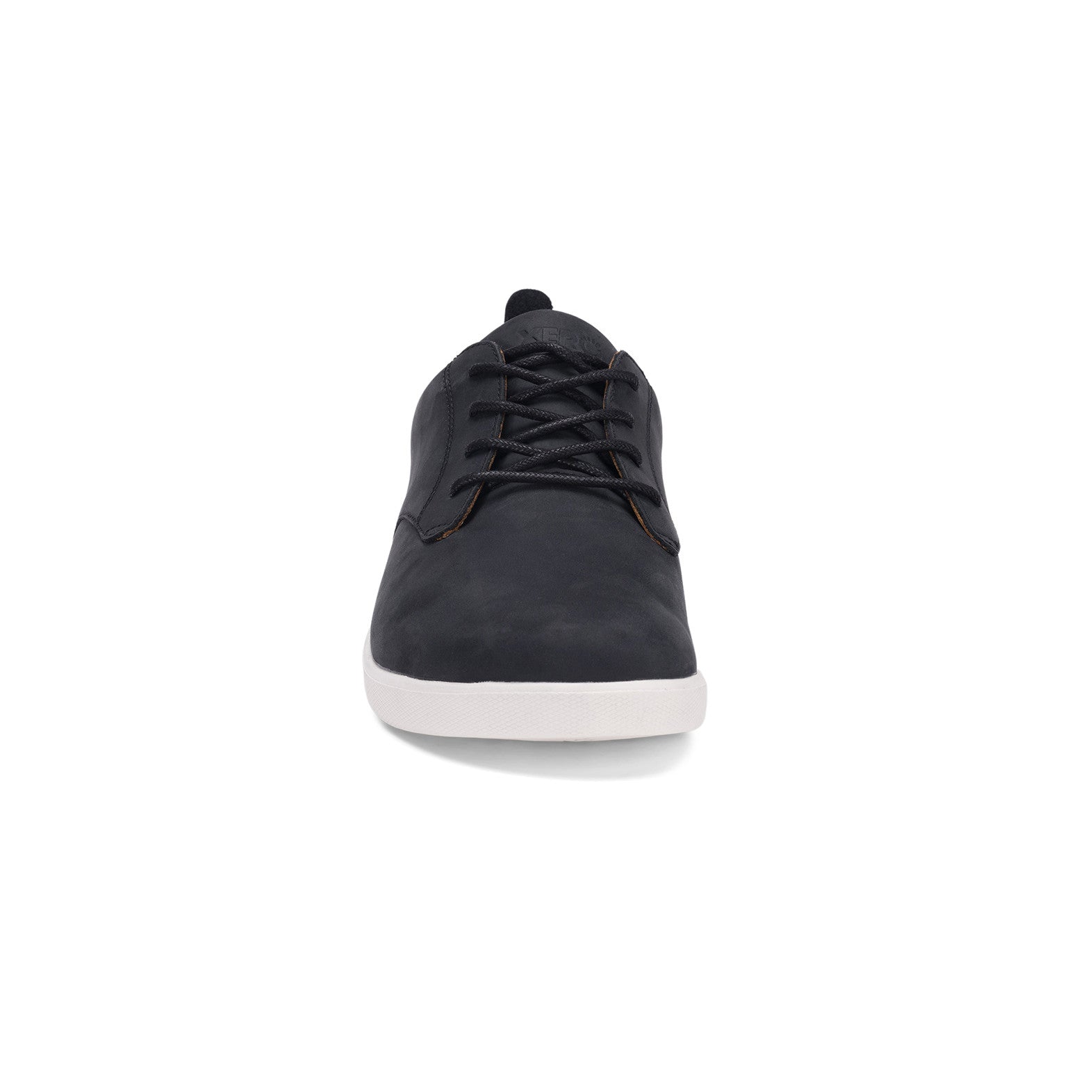Xero Shoes Glenn Barfußschuhe für Herren in Schwarz und Weiß aus Leder, aus der Vorderansicht, bieten eine moderne Optik und hervorragenden Tragekomfort mit flexibler Sohle. Ideal für den aktiven Alltag und natürliche Fußbewegungen. Erhältlich in unserem Onlineshop für Barfußschuhe.