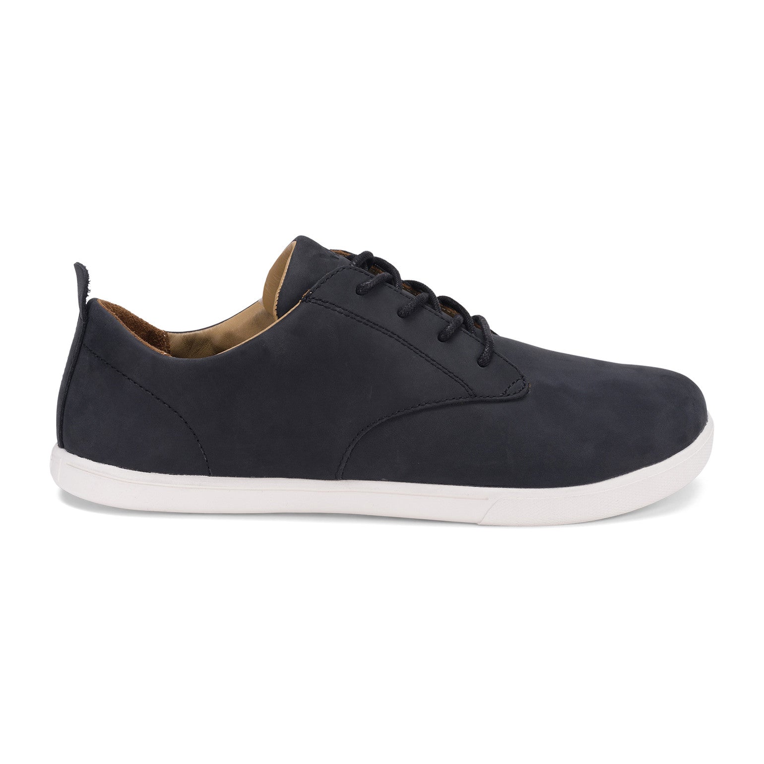 Xero Shoes Glenn Barfußschuhe für Herren in Schwarz und Weiß aus Leder, aus der rechten Seitenansicht, bieten eine flexible Sohle und viel Bewegungsfreiheit für den natürlichen Gang. Diese Schuhe sind ideal für Herren, die Komfort und Stil vereinen möchten. Erhältlich in unserem Onlineshop für Barfußschuhe.