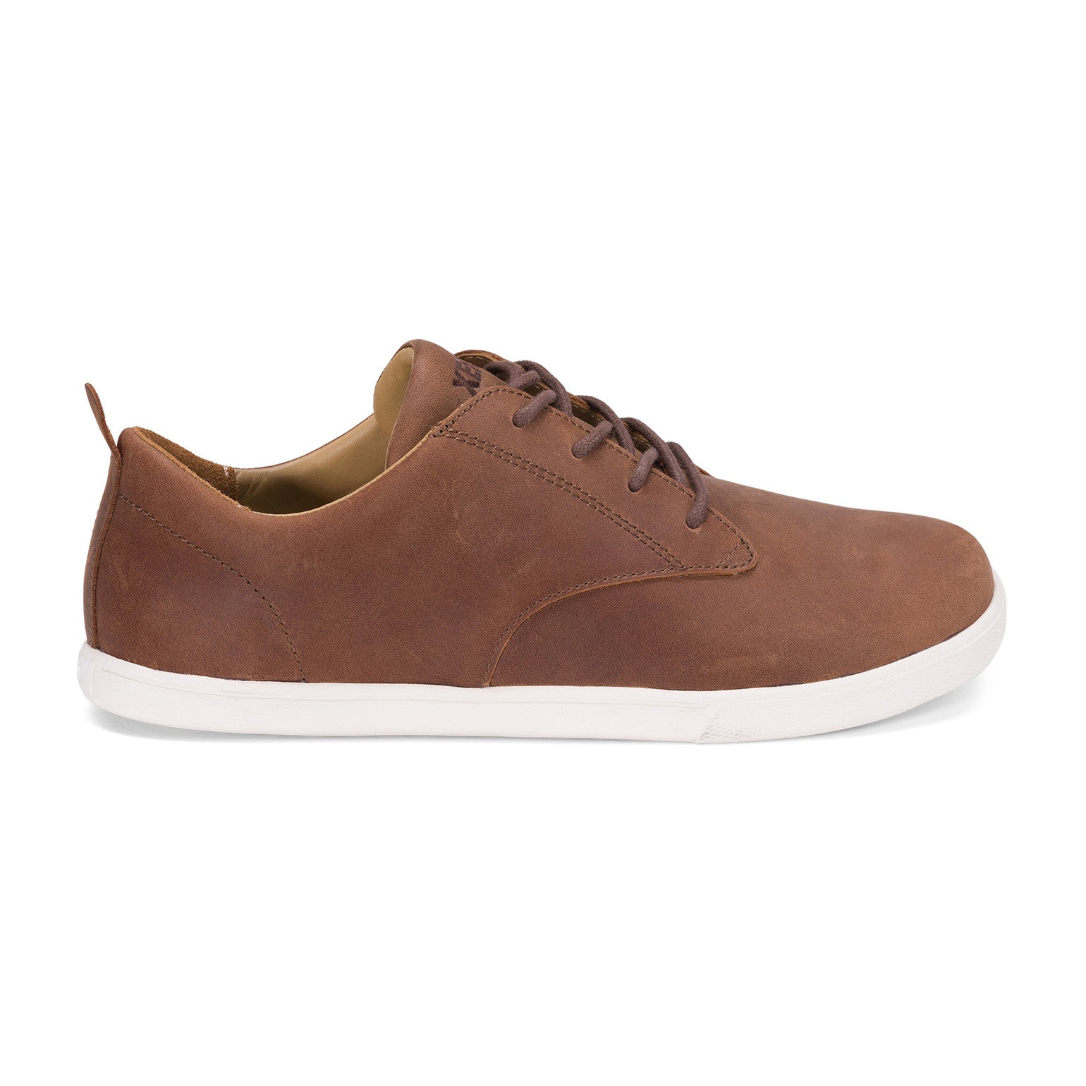 Xero Shoes Glenn Barfußschuhe für Herren in Braun aus Leder, aus der rechten Seitenansicht, bieten eine flexible Sohle und hervorragenden Komfort für den gesamten Tag. Ideal für natürliche Bewegungen und einen aktiven Lebensstil. Erhältlich in unserem Onlineshop für Barfußschuhe.