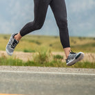 Xero Shoes HFS Sneaker in Dawn Gray für Herren, im Einsatz gezeigt, ideale Laufschuhe im Onlineshop für Barfußschuhe.