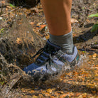 Xero Shoes Mesa Trail WP wasserdichte Barfußschuhe für Damen in Grau-Schwarz am Fuß im Onlineshop für Barfußschuhe, perfekt zum Wandern