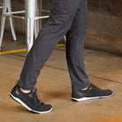 Damen-Barfußschuhe Xero Shoes Nexus Knit in Schwarz, Life-Ansicht, sportlich und flexibel, ideal für unseren Onlineshop für Barfußschuhe.