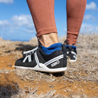 Xero Shoes Prio Barfußschuhe für Damen in Schwarz-Weiß, von einer Person getragen im Onlineshop für Barfußschuhe