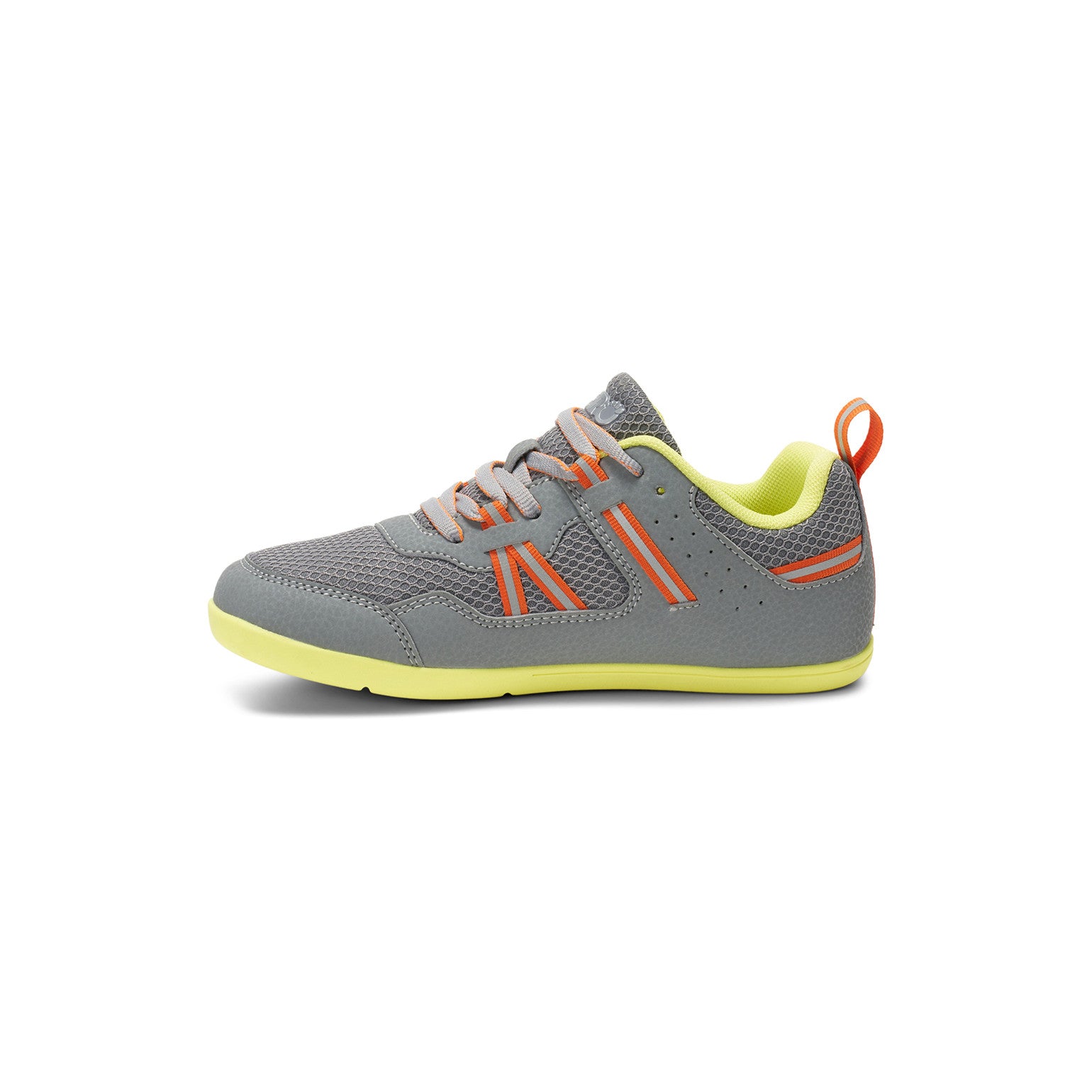 Die Xero Shoes Prio Youth in Grau als bequeme Barfußschuhe für Kinder, Seitenansicht links, erhältlich in unserem Onlineshop für Barfußschuhe.