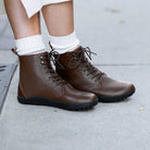 Barfußschuhe Xero Shoes Breckenridge in Braun aus Leder, knöchelhohe Damenstiefel, im Alltag getragen, erhältlich in unserem Onlineshop.