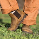 Barfußschuhe Xero Shoes Ridgeway Chelsea Damen-Stiefel in Braun aus Leder, im Alltag präsentiert, verfügbar in unserem Onlineshop für Barfußschuhe.