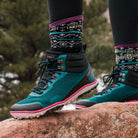 Xero Shoes Scrambler Mid Barfußschuhe, Wanderschuhe für Damen in Deep Lake Fuchsia, am Fuß im Onlineshop für Barfußschuhe