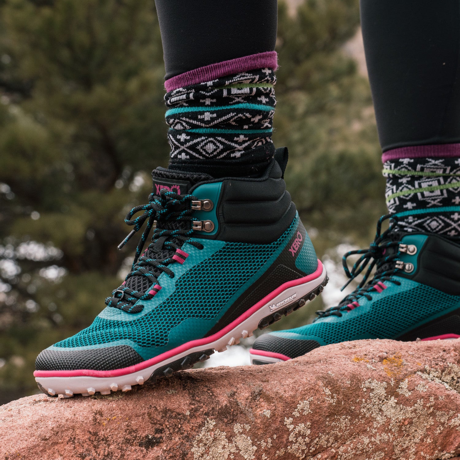 Xero Shoes Scrambler Mid Barfußschuhe, Wanderschuhe für Damen in Deep Lake Fuchsia, am Fuß im Onlineshop für Barfußschuhe