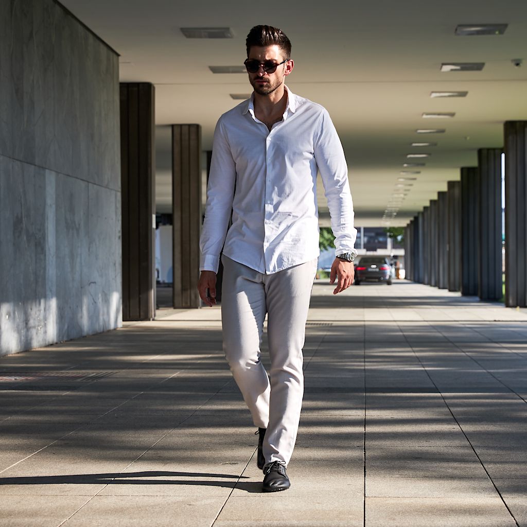 Mann in schwarzen Barfußschuhen für Herren in urbaner Umgebung