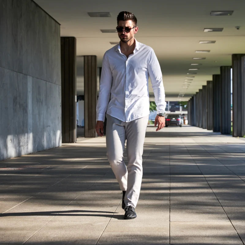 Mann in schwarzen Barfußschuhen für Herren in urbaner Umgebung