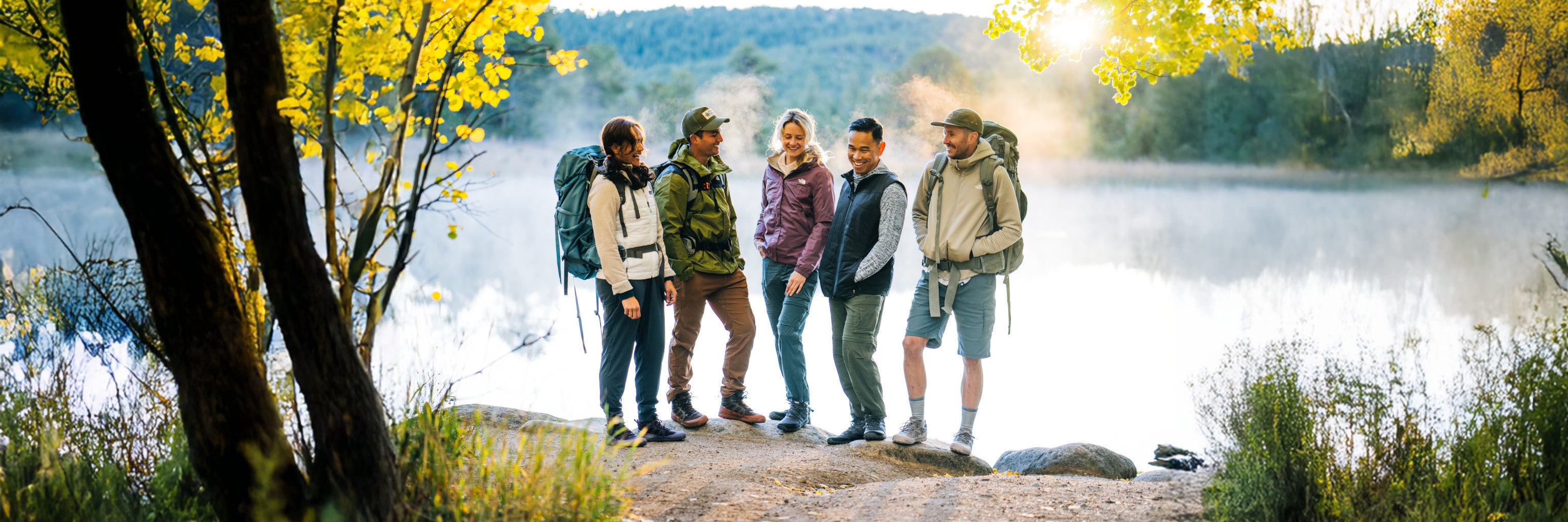 Gruppe mit Outdoor-Ausrüstung und Barfußschuh-Wanderschuhen beim Wandern, jetzt im Barfußwelten Onlineshop für Barfußschuhe