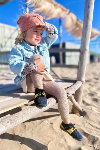 Die Leguanito Speedy Blue Kinder Barfußschuhe in der Lebensansicht zeigen ein Kind, das fröhlich und aktiv in diesen unisex Sneakers spielt. Die Schuhe sind in einem lebendigen Blau gehalten und bieten eine hervorragende Kombination aus Komfort und Flexibilität. Ideal für den Spielplatz oder beim Sport, fördern sie die natürliche Fußbewegung und bieten gleichzeitig den notwendigen Schutz. Diese Barfußschuhe sind perfekt für alle kleinen Entdecker, die sich frei und ungehindert bewegen möchten!