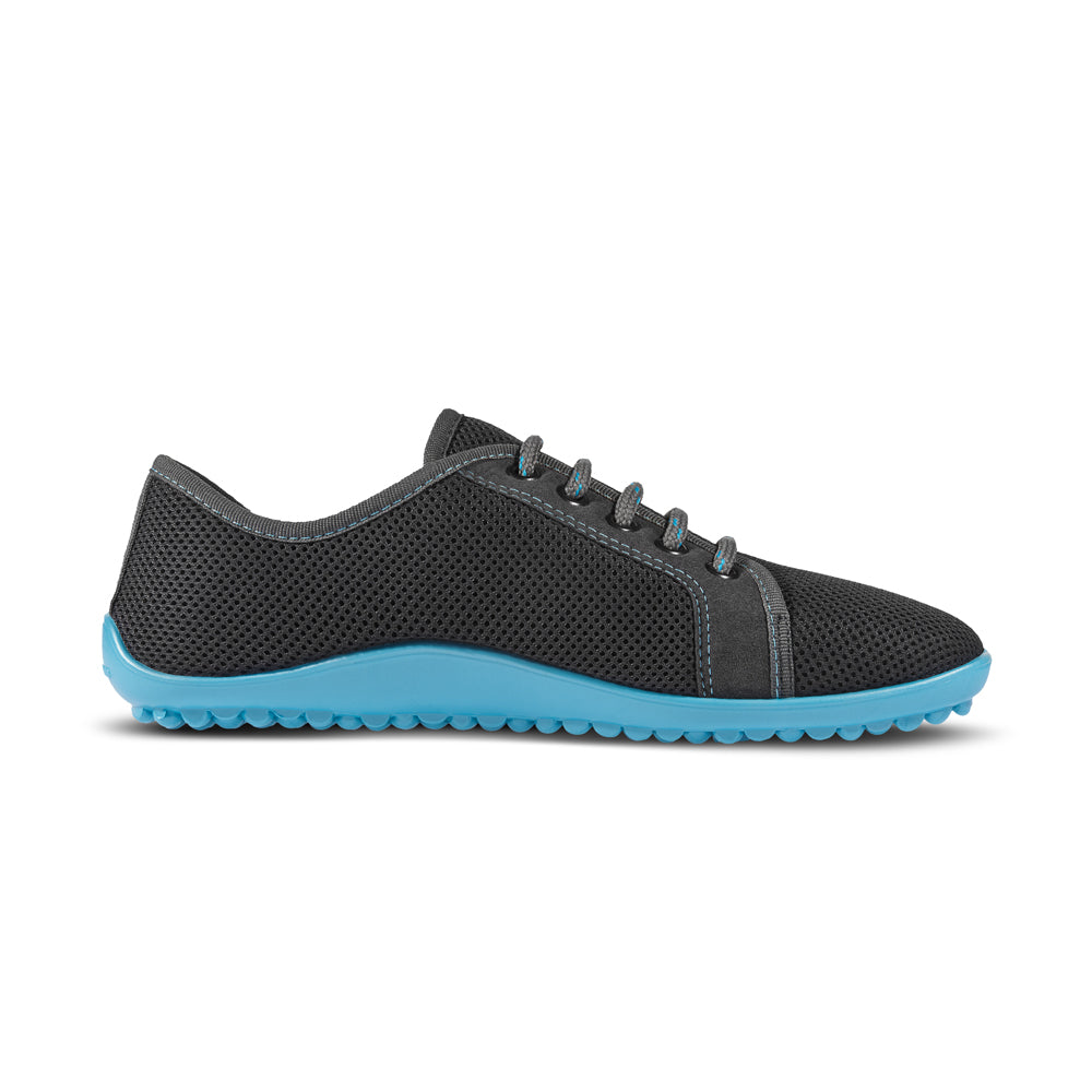 Leguano Aktiv Anthrazit Barfußschuhe mit blauer Sohle, rechte Seitenansicht im Onlineshop für Barfußschuhe. Diese Schuhe bieten eine perfekte Kombination aus Stil, Flexibilität und Komfort für ein natürliches Laufgefühl.