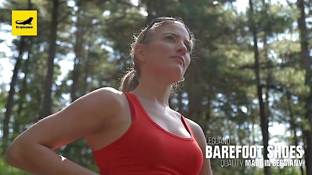 Frau mit Leguano Barfußschuhen beim Waldlauf