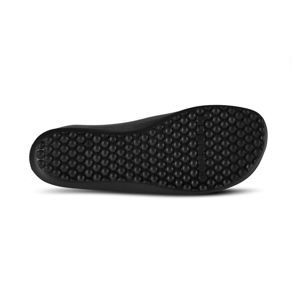 Leguano Aktiv Winter Schwarz Barfußschuhe, Ansicht von unten im Onlineshop für Barfußschuhe. Diese robusten Schuhe bieten eine rutschfeste Sohle und optimale Flexibilität, um die natürliche Fußbewegung bei winterlichen Bedingungen zu unterstützen.